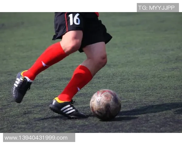 在足球场上追逐梦想的青春岁月与团队精神的完美交融